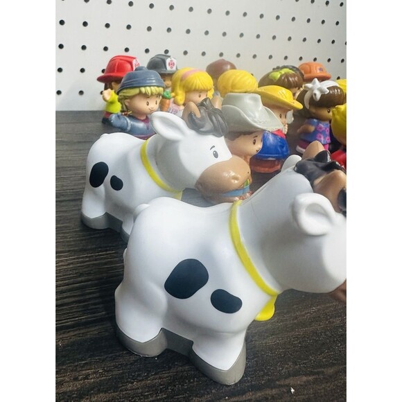 FISHER PRICE LITTLE PEOPLE LOT (28) COUNTRY & FIRST RESPONDERS, PILOTS, ANIMALS - Picture 9 of 11